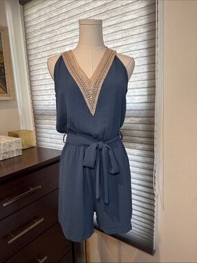 Woman's Solersun Belted V Neck Romper with Pockets. Size Small